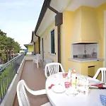 Seaside Comfort Flat With Modern Amenities דירה