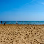 Seaside Comfort Flat With Modern Amenities דירה *