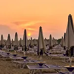 Seaside Comfort Flat With Modern Amenities דירה *