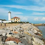 Seaside Comfort Flat With Modern Amenities ביביונה