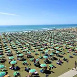 Seaside Comfort Flat With Modern Amenities דירה *