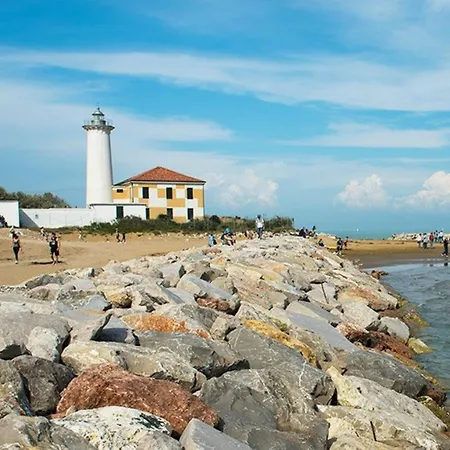 Seaside Comfort Flat With Modern Amenities